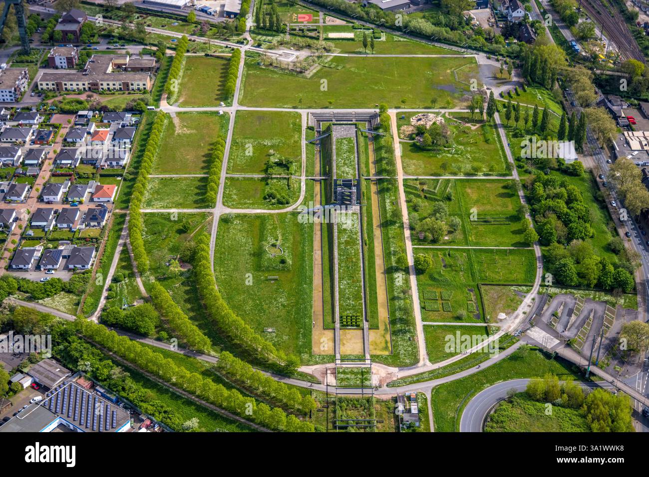 Vista aerea, area verde Olga Park con torre di osservazione, Osterfeld, Oberhausen, regione della Ruhr, Renania settentrionale-Vestfalia, Germania Foto Stock