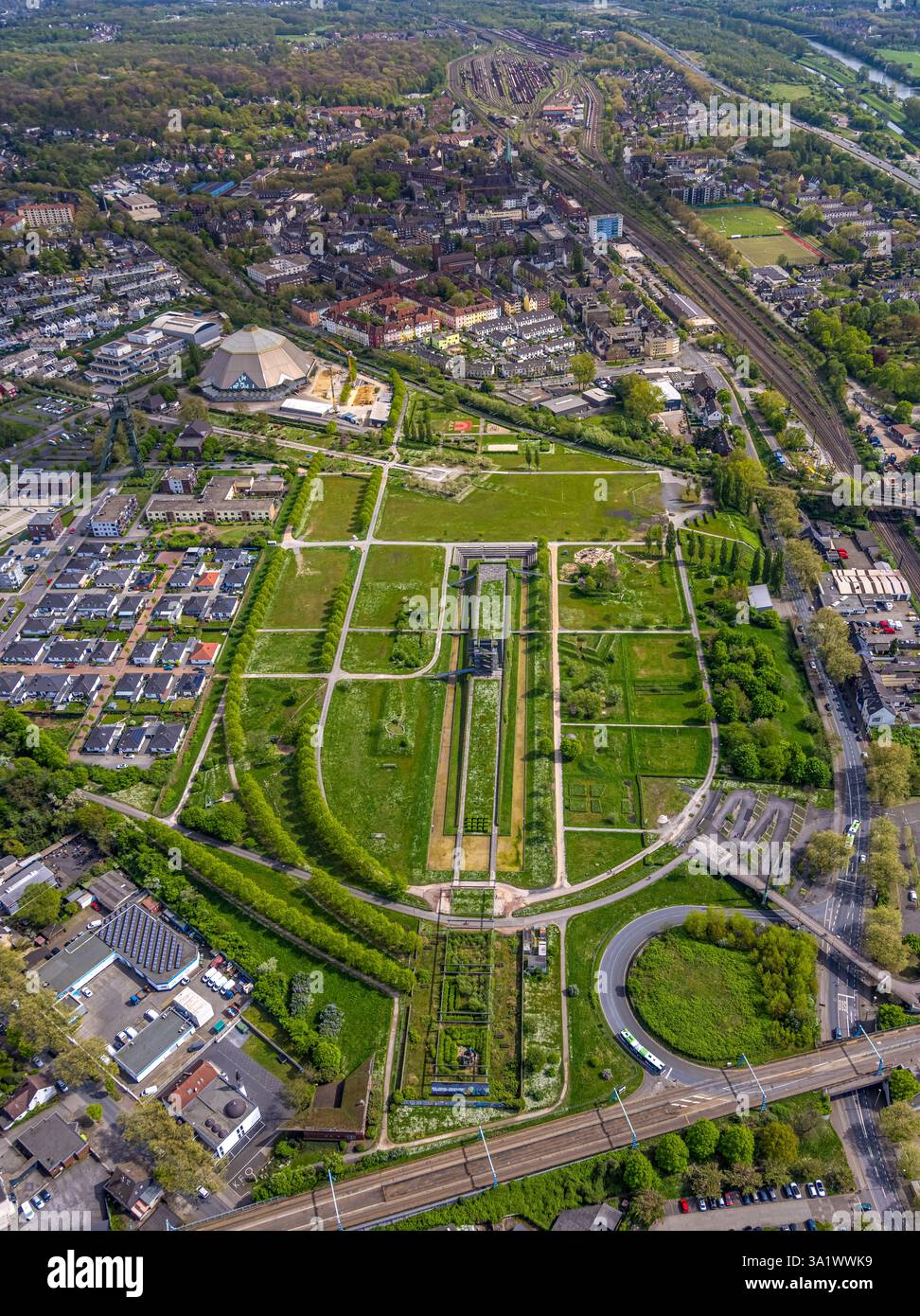 Vista aerea, area verde Olga Park con torre di osservazione, Osterfeld, Oberhausen, regione della Ruhr, Renania settentrionale-Vestfalia, Germania Foto Stock