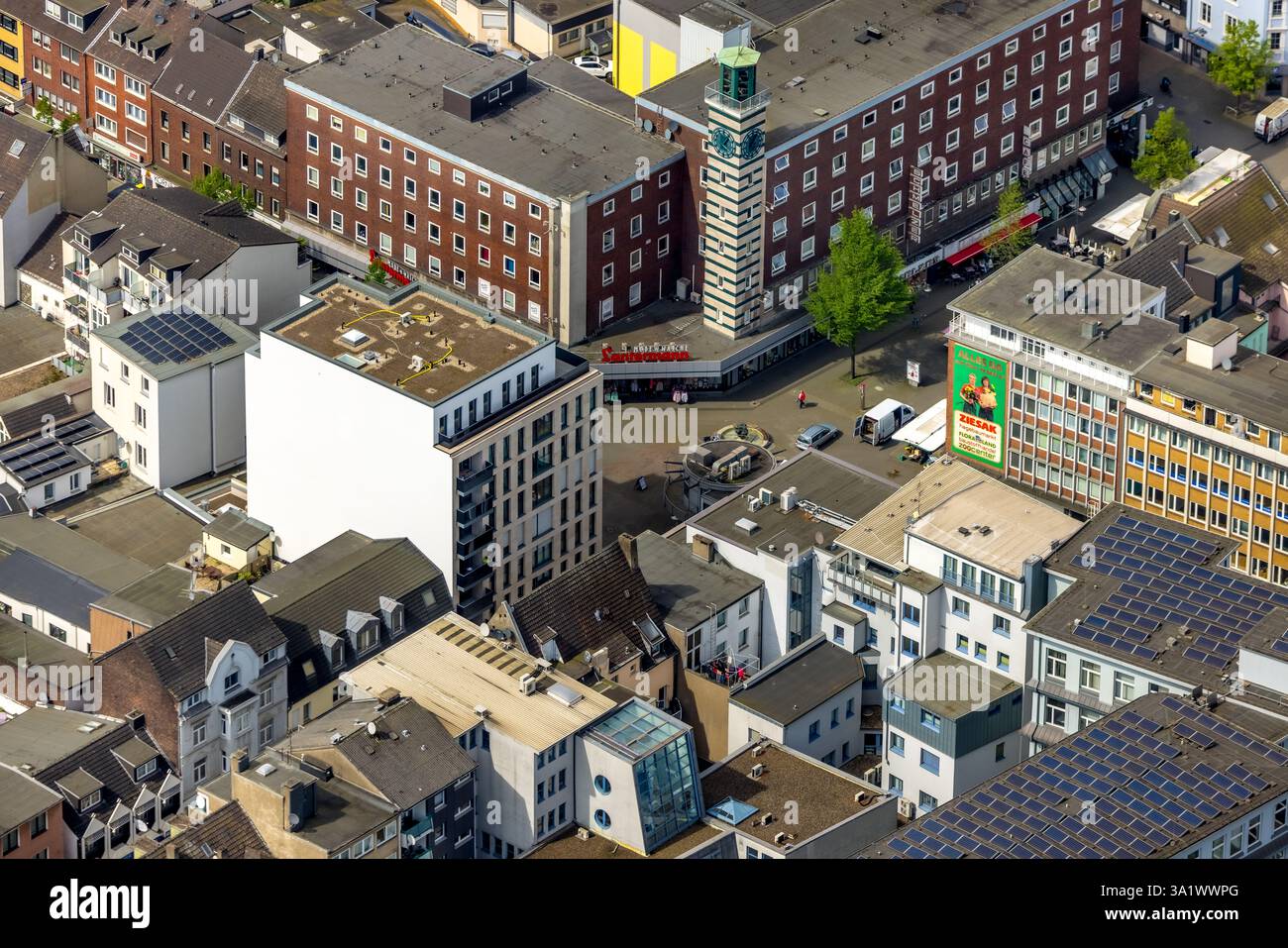 Vista aerea, nuovo edificio residenziale all'angolo tra Bahnhofstrasse e Steinbrinkstrasse, centro città con zona pedonale e fontana, Sterkrade Foto Stock