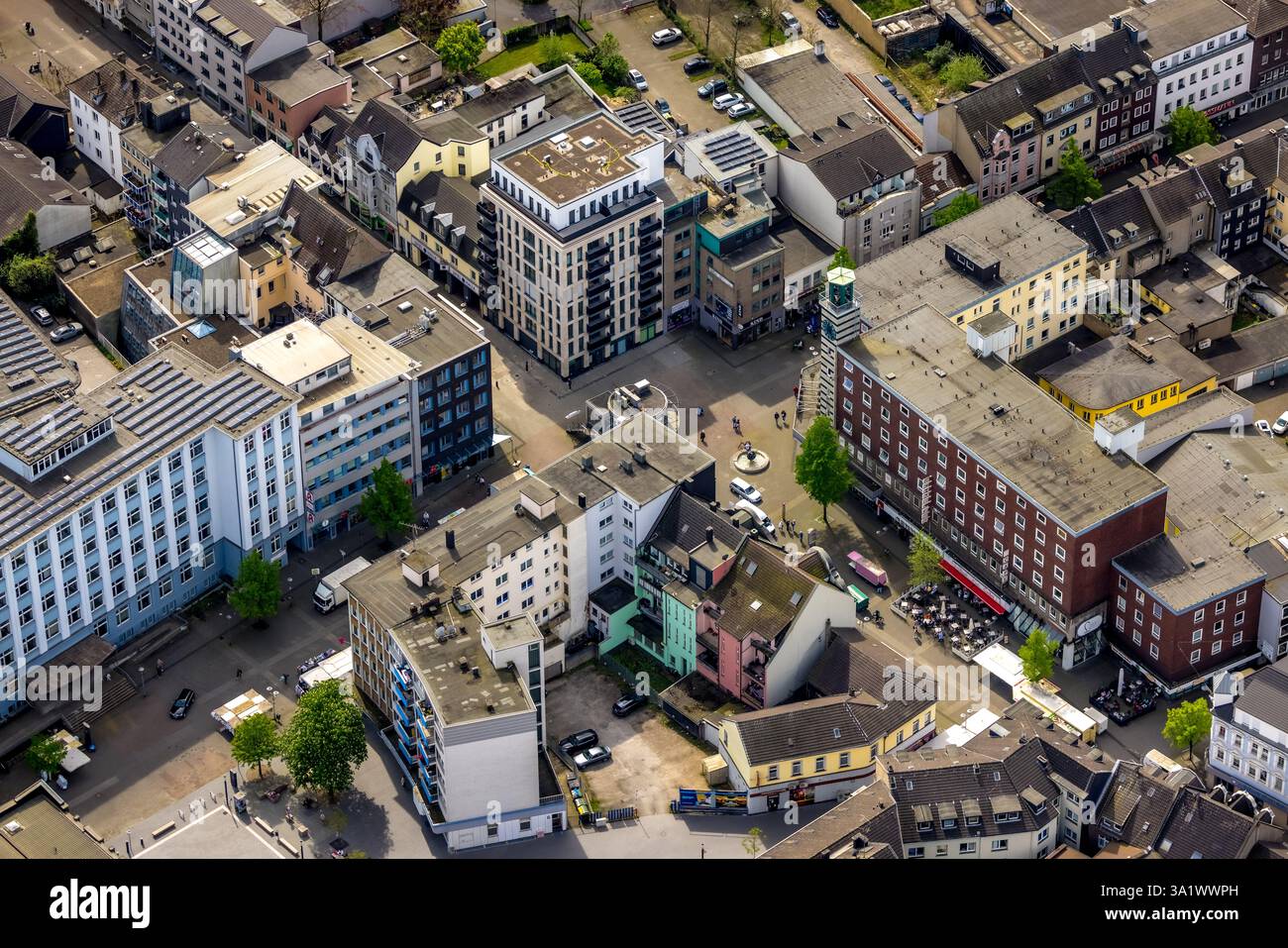 Vista aerea, nuovo edificio residenziale all'angolo tra Bahnhofstrasse e Steinbrinkstrasse, centro città con zona pedonale e fontana, Sterkrade Foto Stock