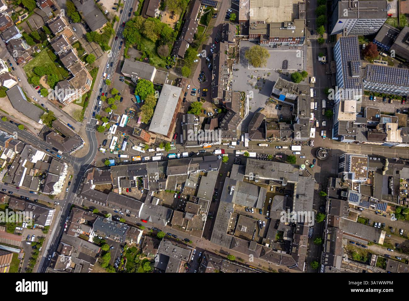 Vista aerea, nuovo edificio residenziale all'angolo tra Bahnhofstrasse e Steinbrinkstrasse, centro città con zona pedonale e fontana, Kleiner ma Foto Stock