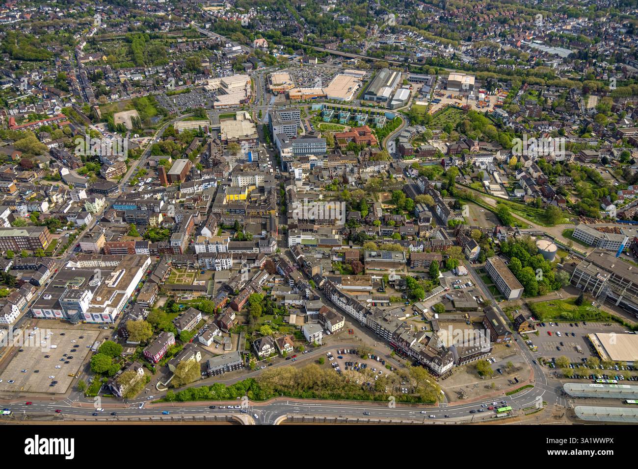 Vista aerea, nuovo edificio residenziale all'angolo tra Bahnhofstrasse e Steinbrinkstrasse, centro città con zona pedonale e fontana, Kleiner ma Foto Stock