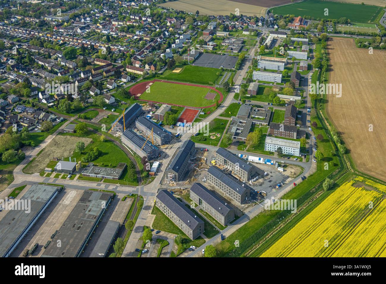 Vista aerea, caserma di Glückauf con campo sportivo e cantiere con nuovi quartieri, Königsborn, Unna, regione della Ruhr, Renania settentrionale-Vestfalia, Germania Foto Stock