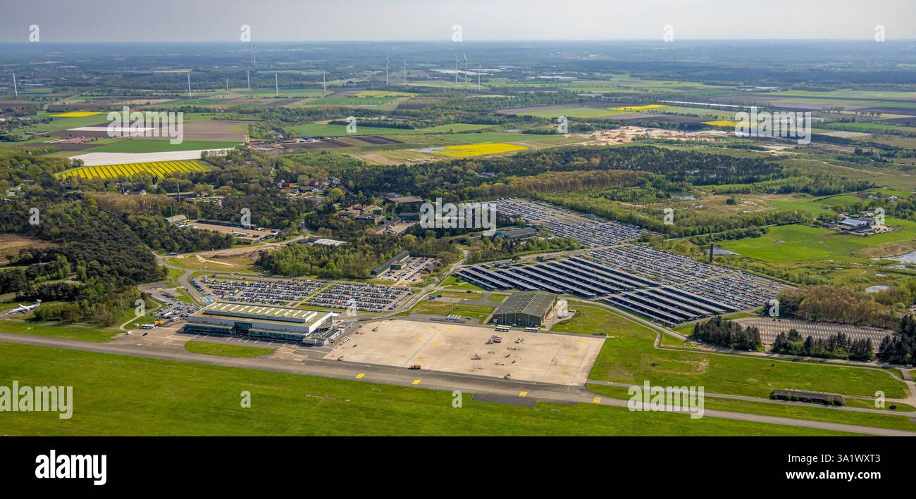 Vista aerea, Airport Weeze, compagnia aerea Ryanair, parcheggio solare e sala check-in del terminal, parcheggi, prati e campi con vista distante, Baal, Weeze, L. Foto Stock