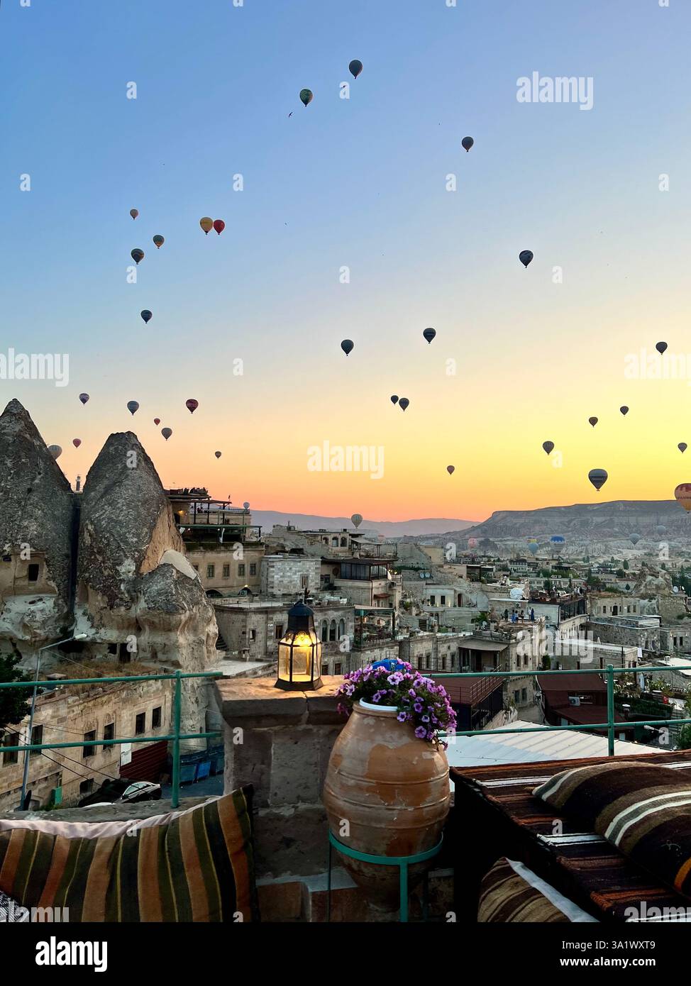 Vista panoramica sul tetto della Cappadocia all'alba con mongolfiere Foto Stock
