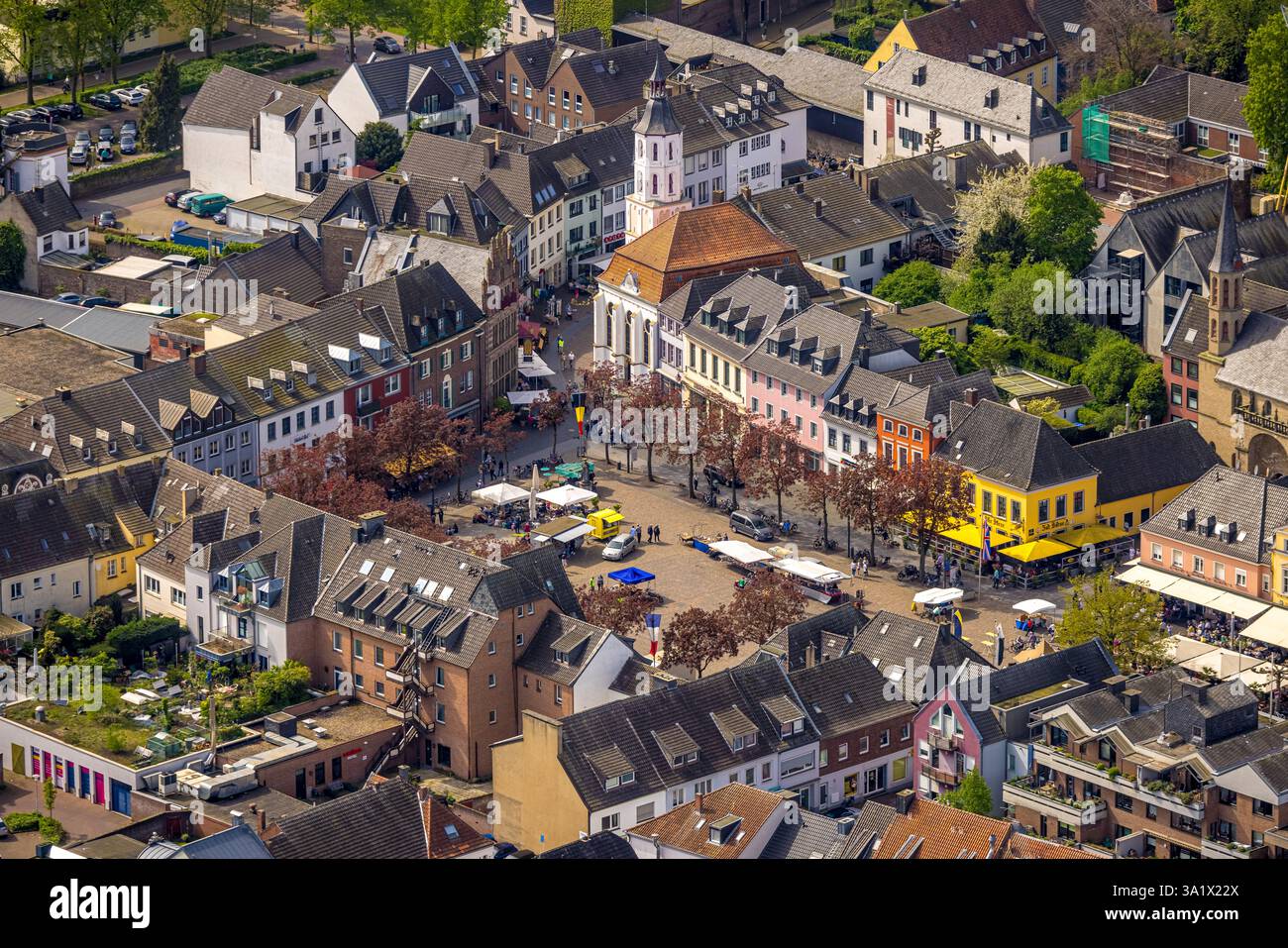 Vista aerea, piazza del mercato della città vecchia e bancarelle nella zona pedonale, Chiesa protestante Xanten, Xanten, basso Reno, Renania settentrionale-Vestfalia, Germania Foto Stock