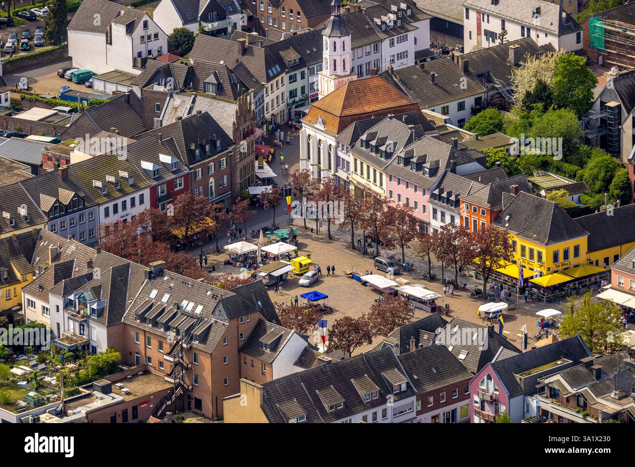 Vista aerea, piazza del mercato della città vecchia e bancarelle nella zona pedonale, Chiesa protestante Xanten, Xanten, basso Reno, Renania settentrionale-Vestfalia, Germania Foto Stock