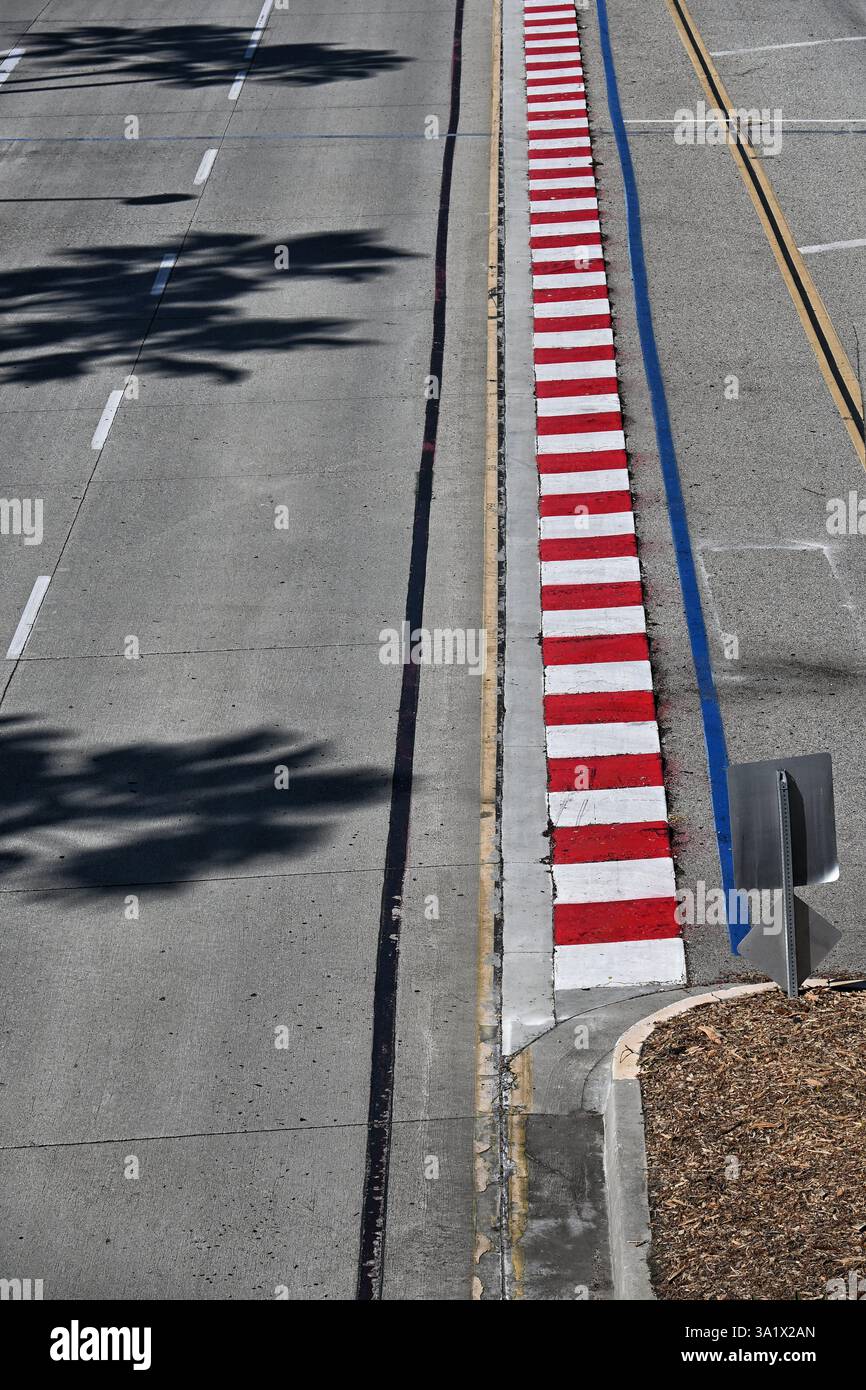 LONG BEACH, CALIFORNIA - 19 febbraio 2025: Segnature su Shoreline Drive per la prossima gara del Gran Premio. Foto Stock