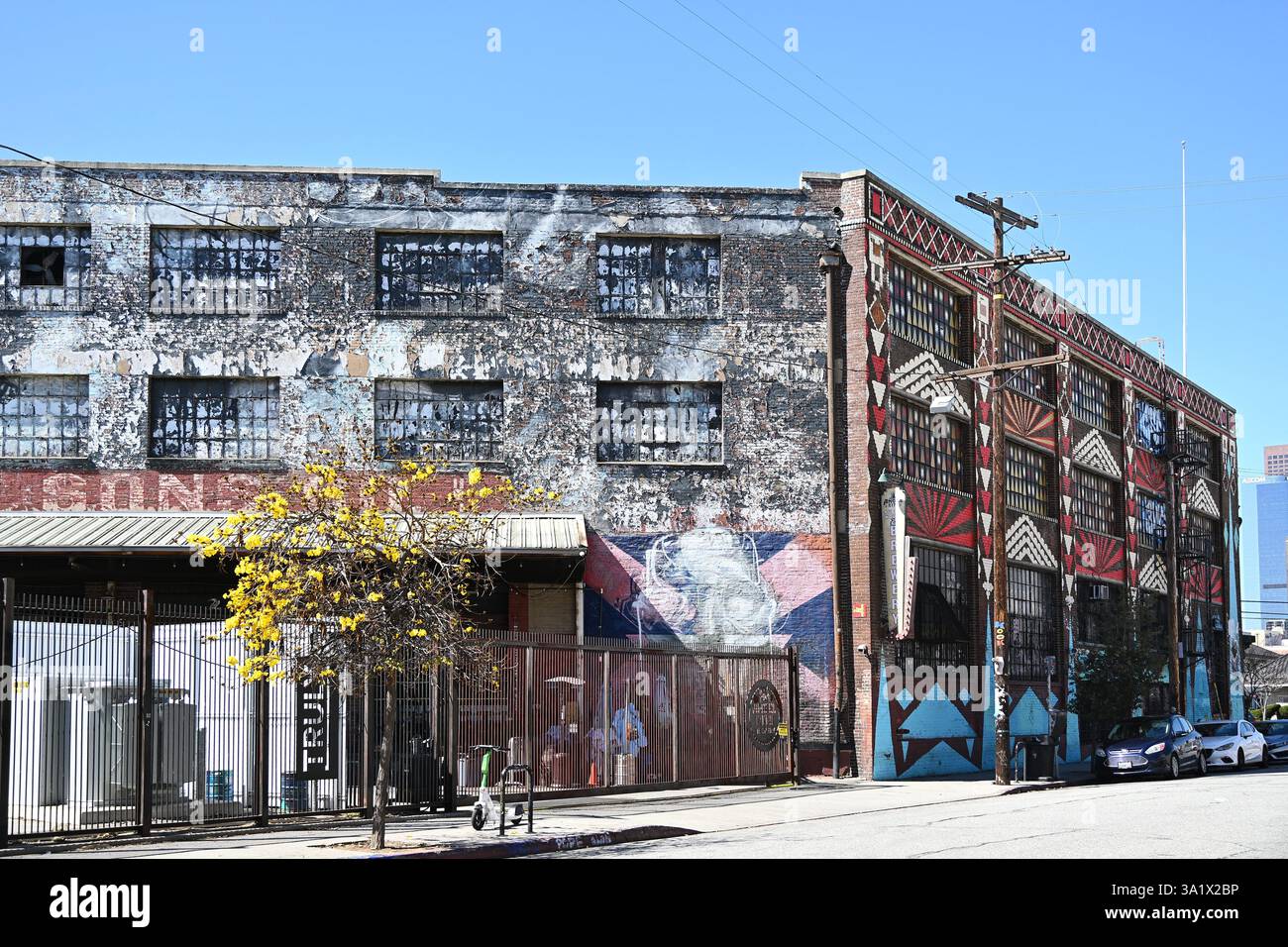 LOS ANGELES, CALIFORNIA - 8 marzo 2025: Angel City Brewery è ospitato nello storico John A. Roebling Building nel Downtown Arts District. Foto Stock