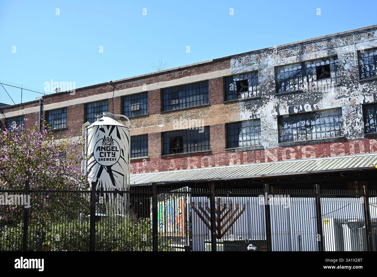 LOS ANGELES, CALIFORNIA - 8 marzo 2025: Angel City Brewery è ospitato nello storico John A. Roebling Building nel Downtown Arts District. Foto Stock