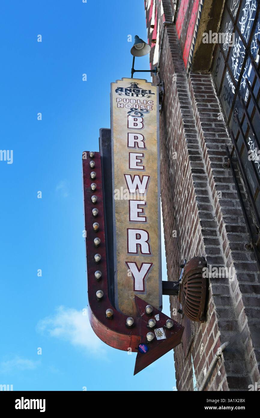 LOS ANGELES, CALIFORNIA - 8 marzo 2025: Cartello all'Angel City Brewery, ospitato nello storico John A. Roebling Building nel Downtown Arts District. Foto Stock