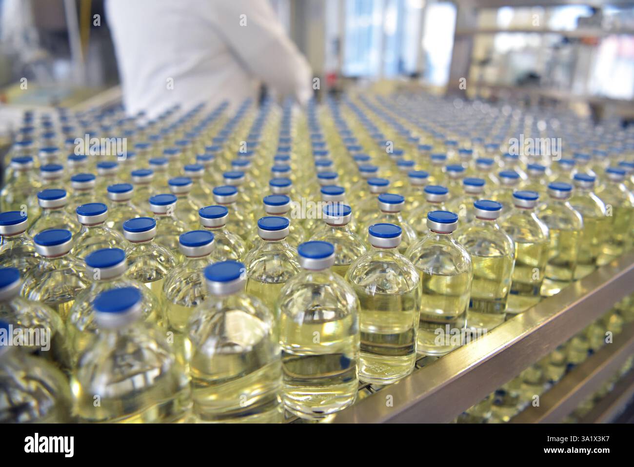 I prodotti medicali la produzione in uno stabilimento moderno - Bottiglie in vetro con farmaci sul nastro trasportatore Foto Stock