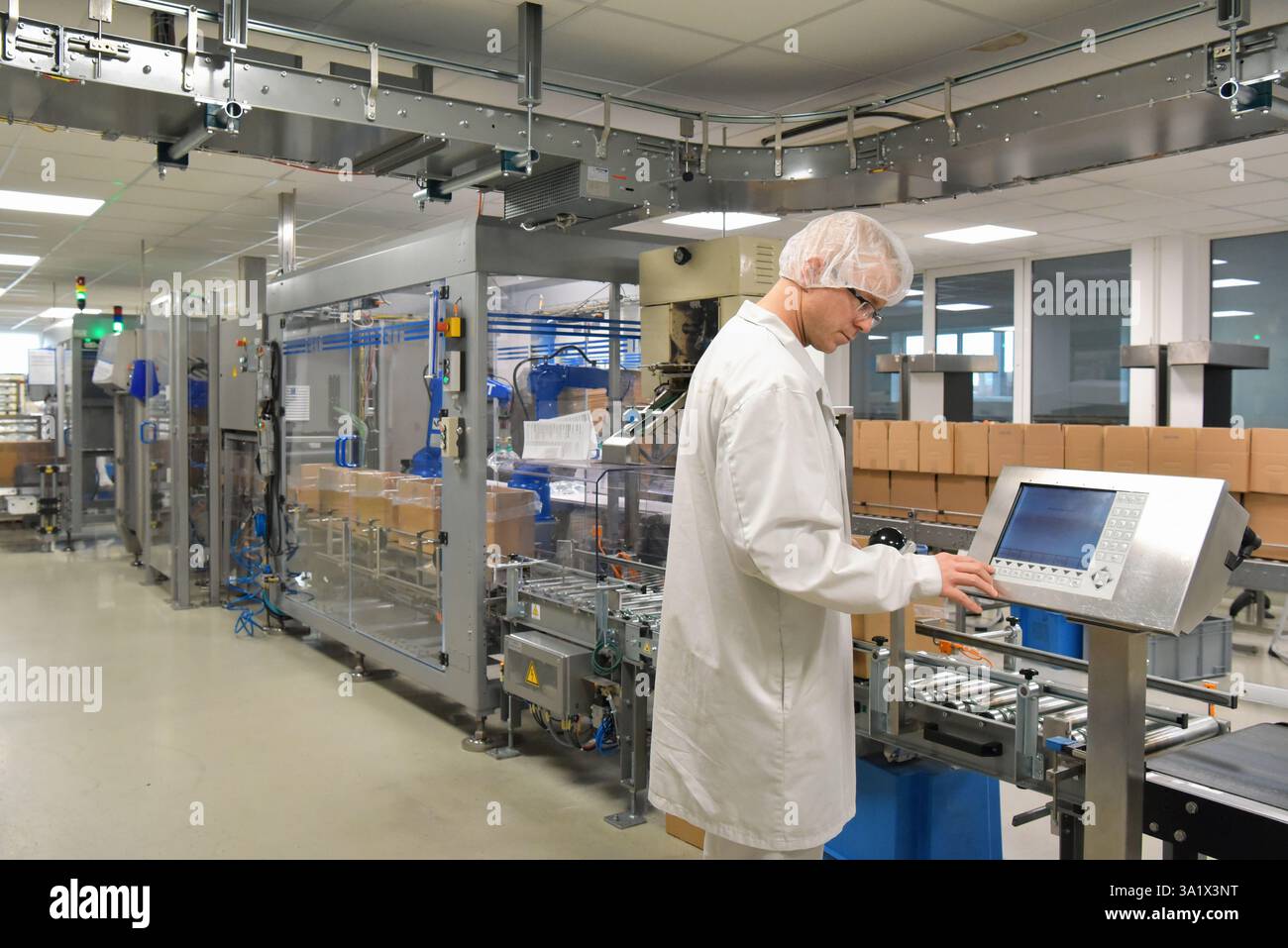 I prodotti medicali la produzione in uno stabilimento moderno - lavoratore opera moderno impianto industriale Foto Stock