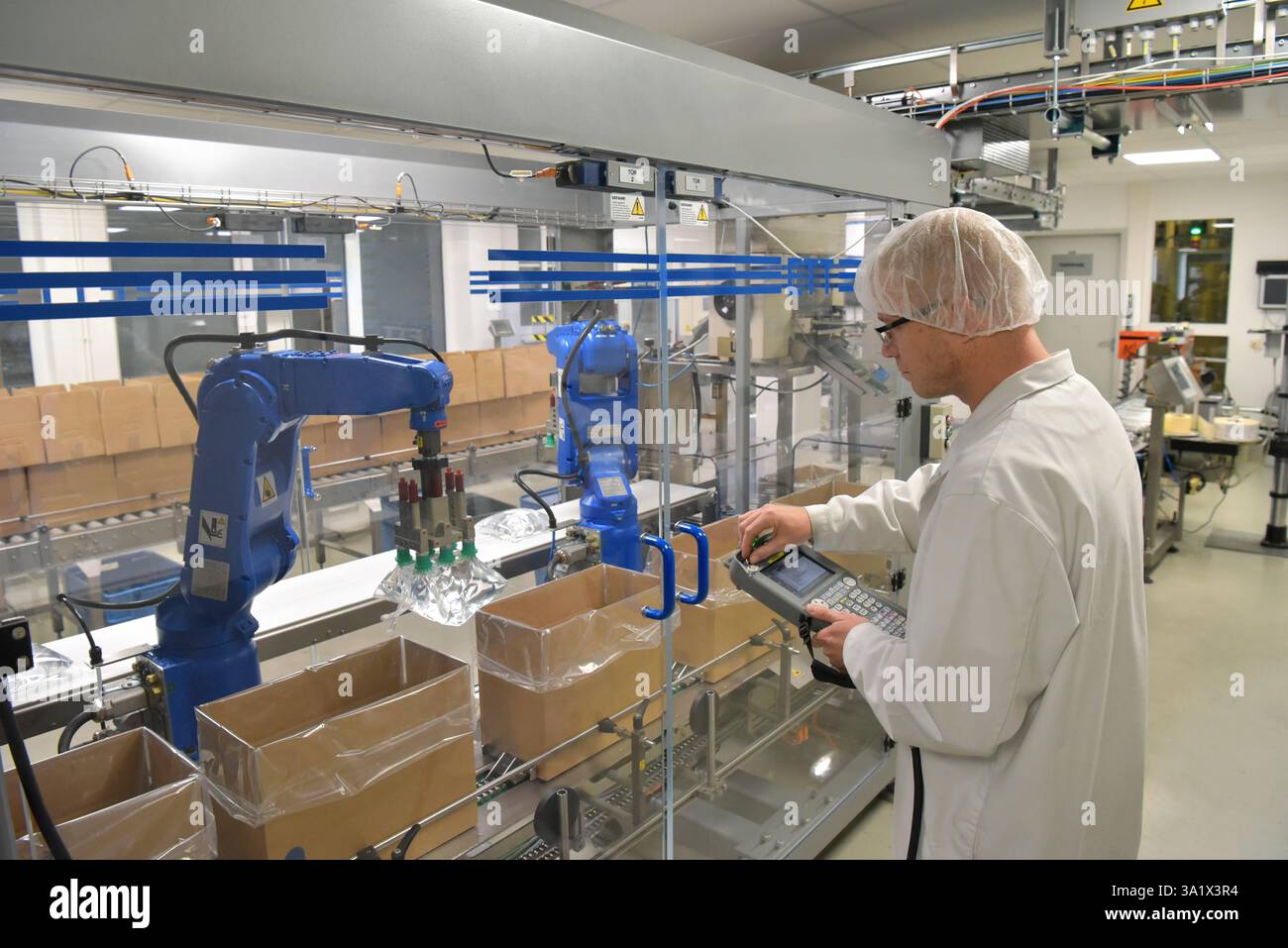 I prodotti medicali la produzione in uno stabilimento moderno - lavoratore opera moderno impianto industriale Foto Stock
