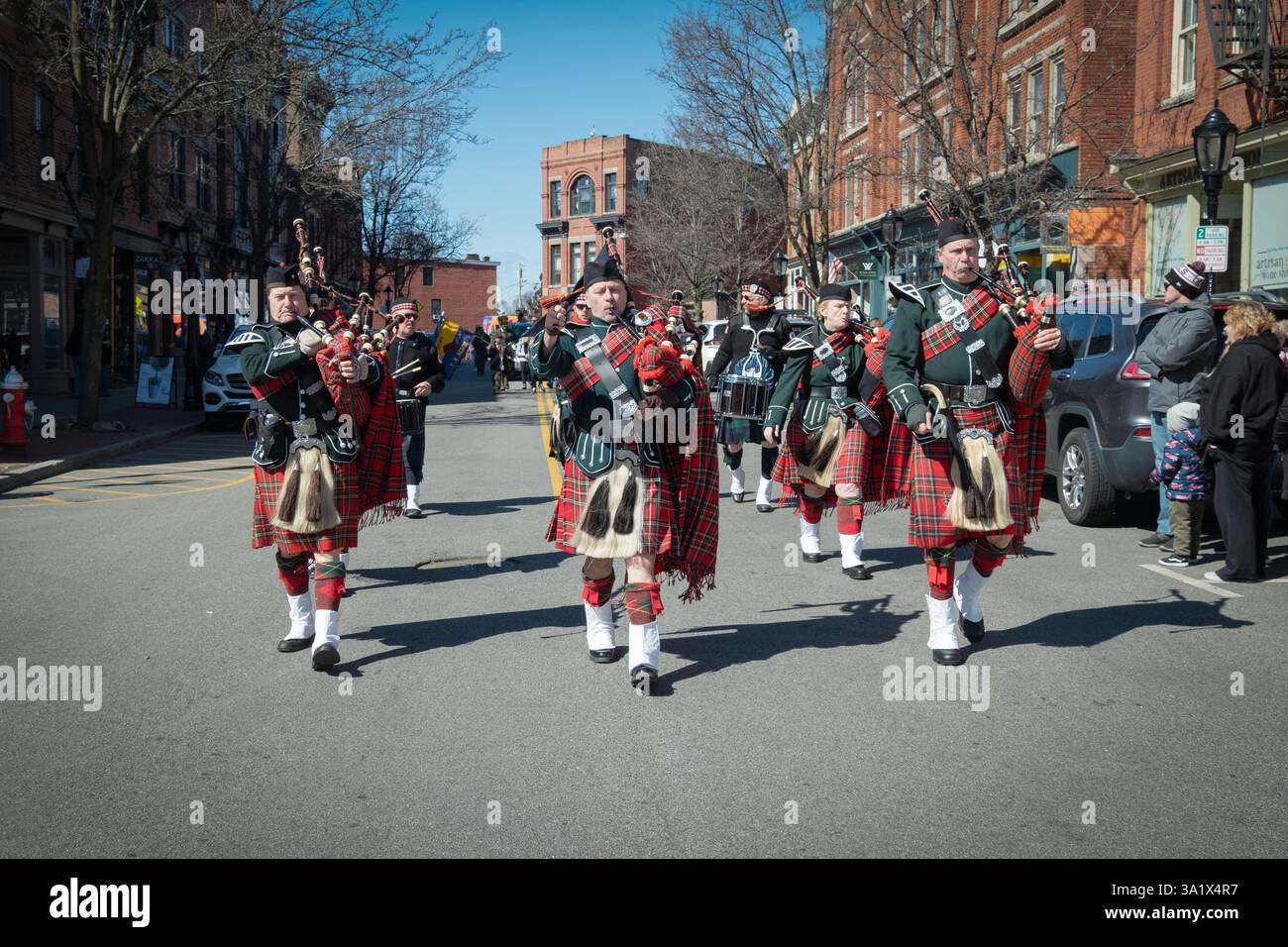 I vigili del fuoco della contea di Orange Pipes & Drums nelle loro gonne in tartan si esibiscono alla Beacon's St. Patrick's Day Parade of Green a Beacon, New York Foto Stock