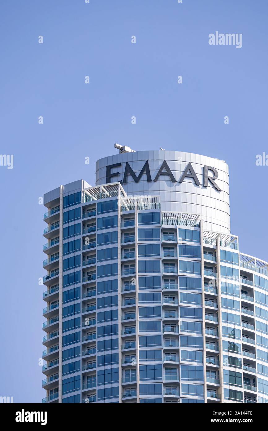 Logo Emaar Properties su un edificio in vetro. Dubai, Emirati Arabi Uniti - 1 novembre 2023 Foto Stock