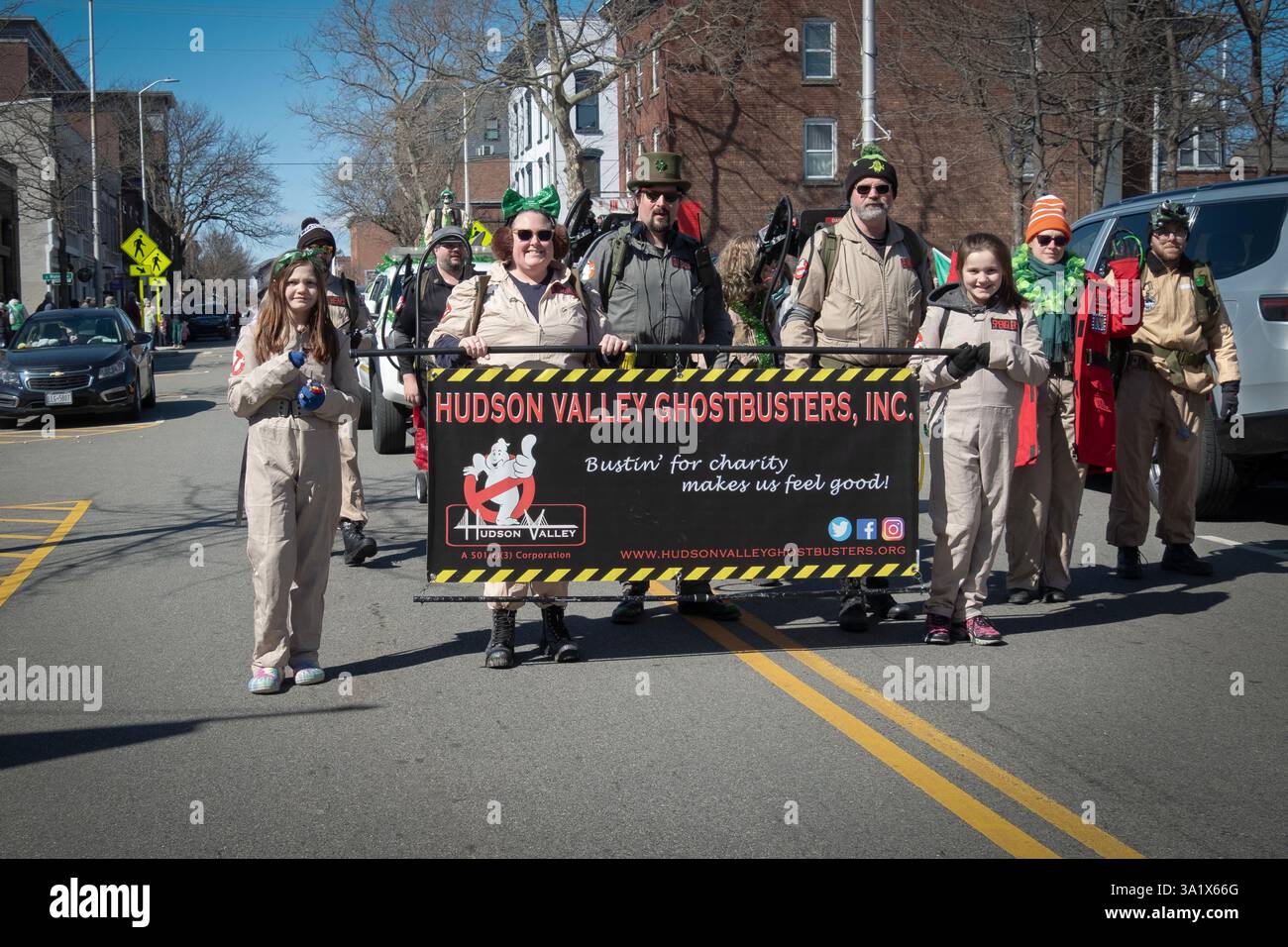I Ghostbusters della Hudson Valley marciano durante la parata del giorno di San Patrizio a Beacon, New York. Foto Stock
