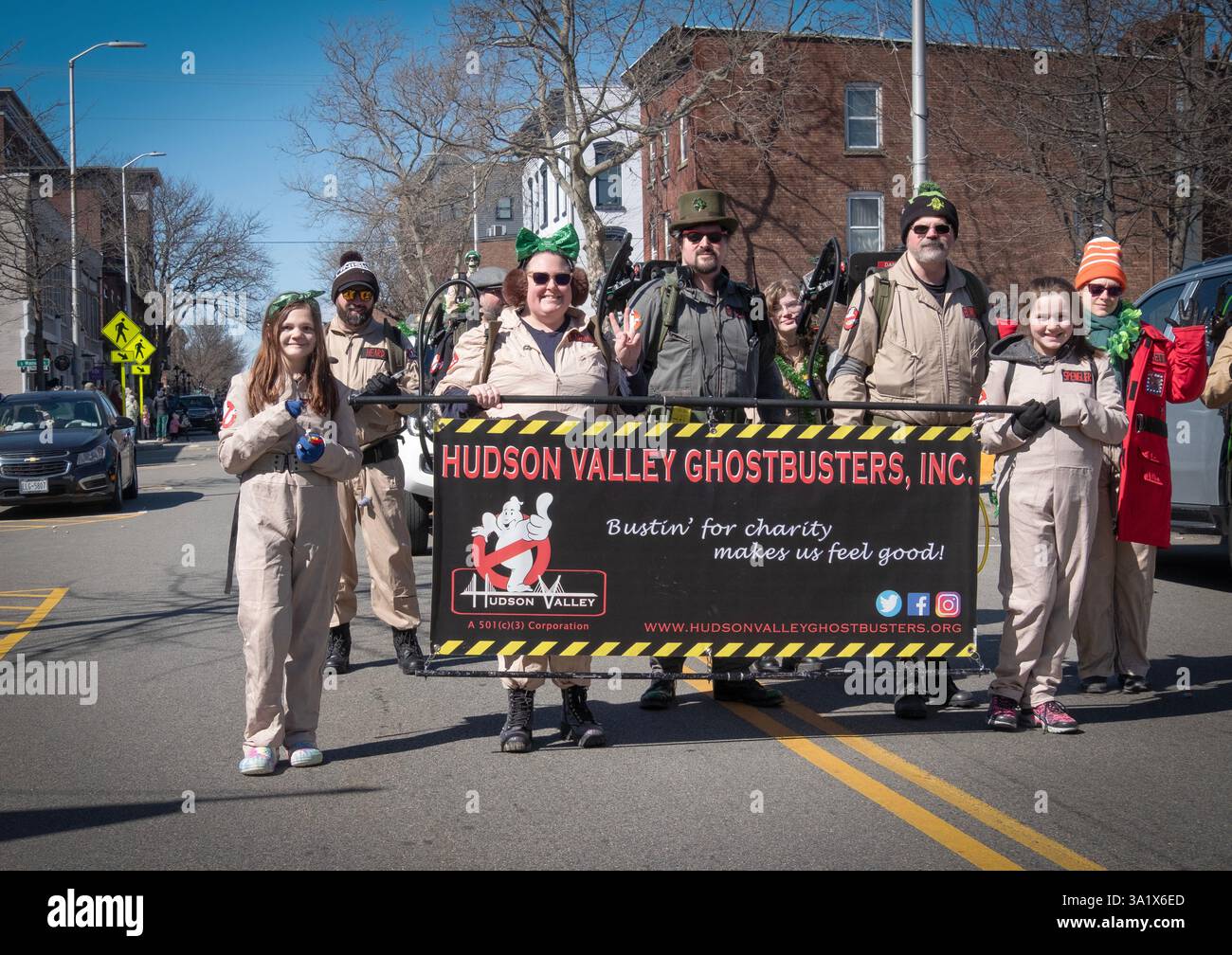 I Ghostbusters della Hudson Valley marciano durante la parata del giorno di San Patrizio a Beacon, New York. Foto Stock