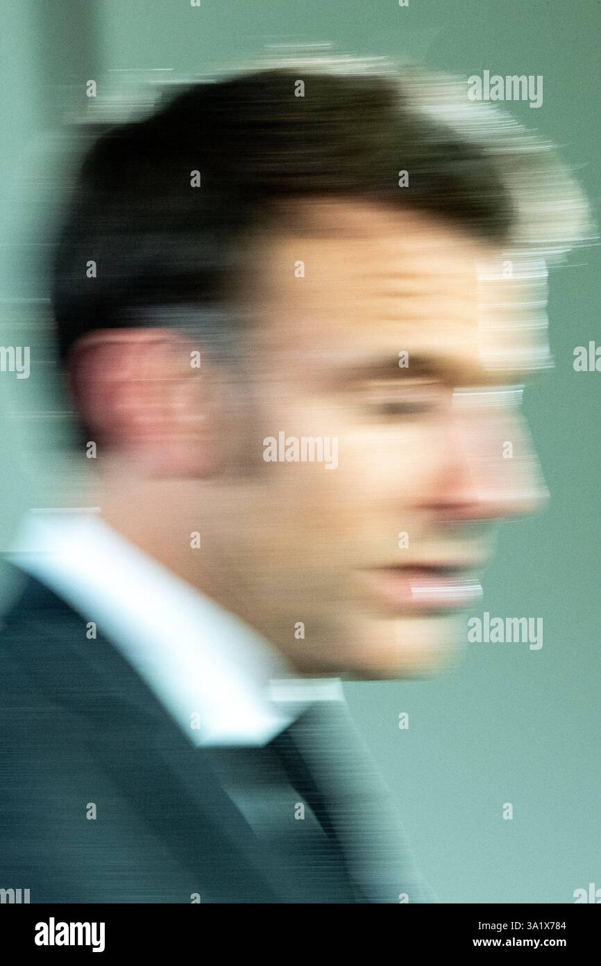 Foto con un movimento sfocato del Presidente francese Emmanuel Macron al vertice dei capi di Stato e di governo dell'Unione europea in Europa Foto Stock