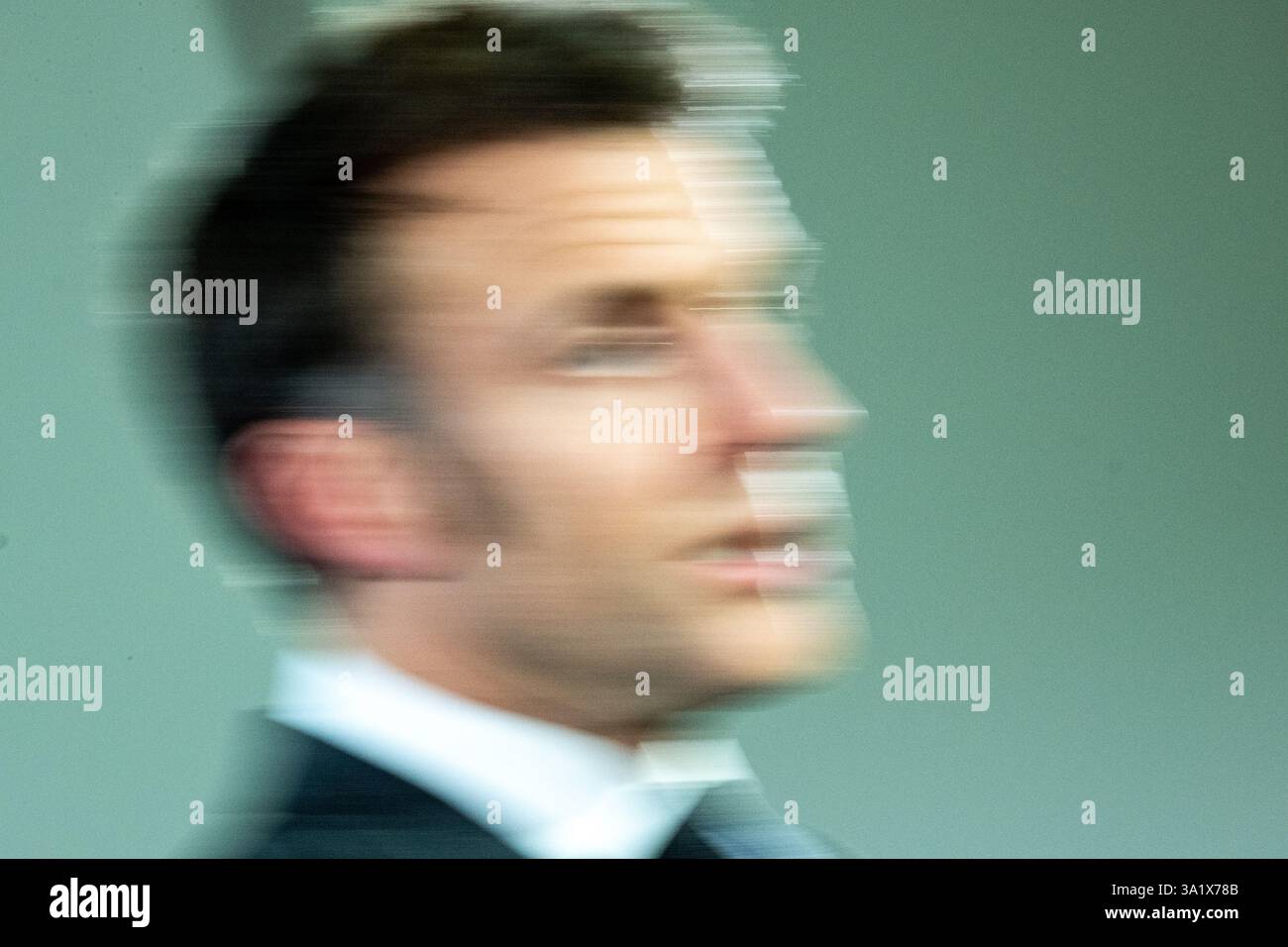 Foto con un movimento sfocato del Presidente francese Emmanuel Macron al vertice dei capi di Stato e di governo dell'Unione europea in Europa Foto Stock
