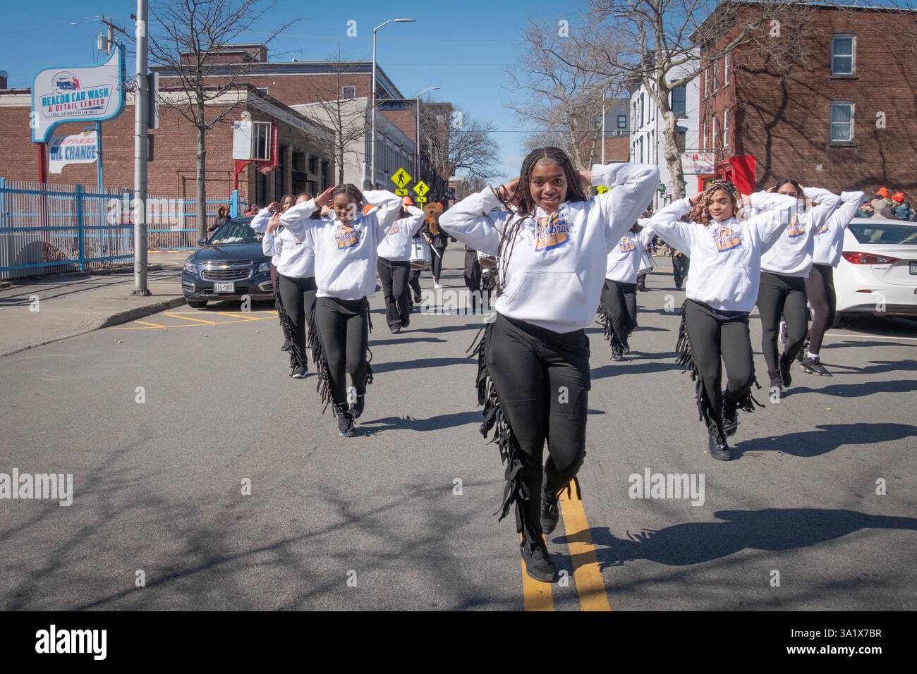I ballerini dei Marching Cobras si formano alla parata del giorno di San Patrizio a Beacon, New York. Foto Stock