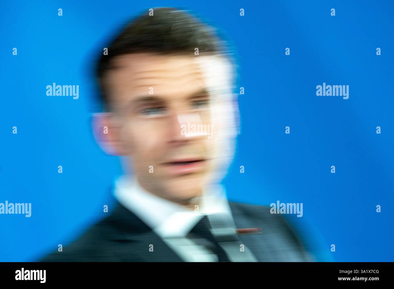 Foto con un movimento sfocato del Presidente francese Emmanuel Macron al vertice dei capi di Stato e di governo dell'Unione europea in Europa Foto Stock