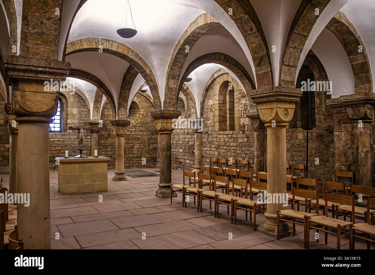 La cripta medievale della Cattedrale di Brema, con archi, volte a crociera e colonne in pietra. Un semplice altare di pietra si trova al centro. Brema, Germania Foto Stock
