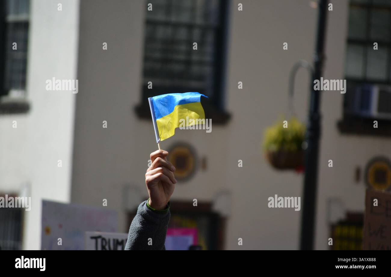 Dimostranti che sostengono l'Ucraina durante una marcia della giornata internazionale della donna a New York. Foto Stock
