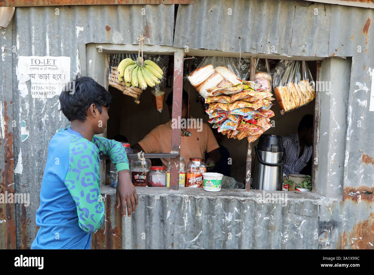 Acquirenti in una zona slum di Dacca, in Bangladesh Foto Stock