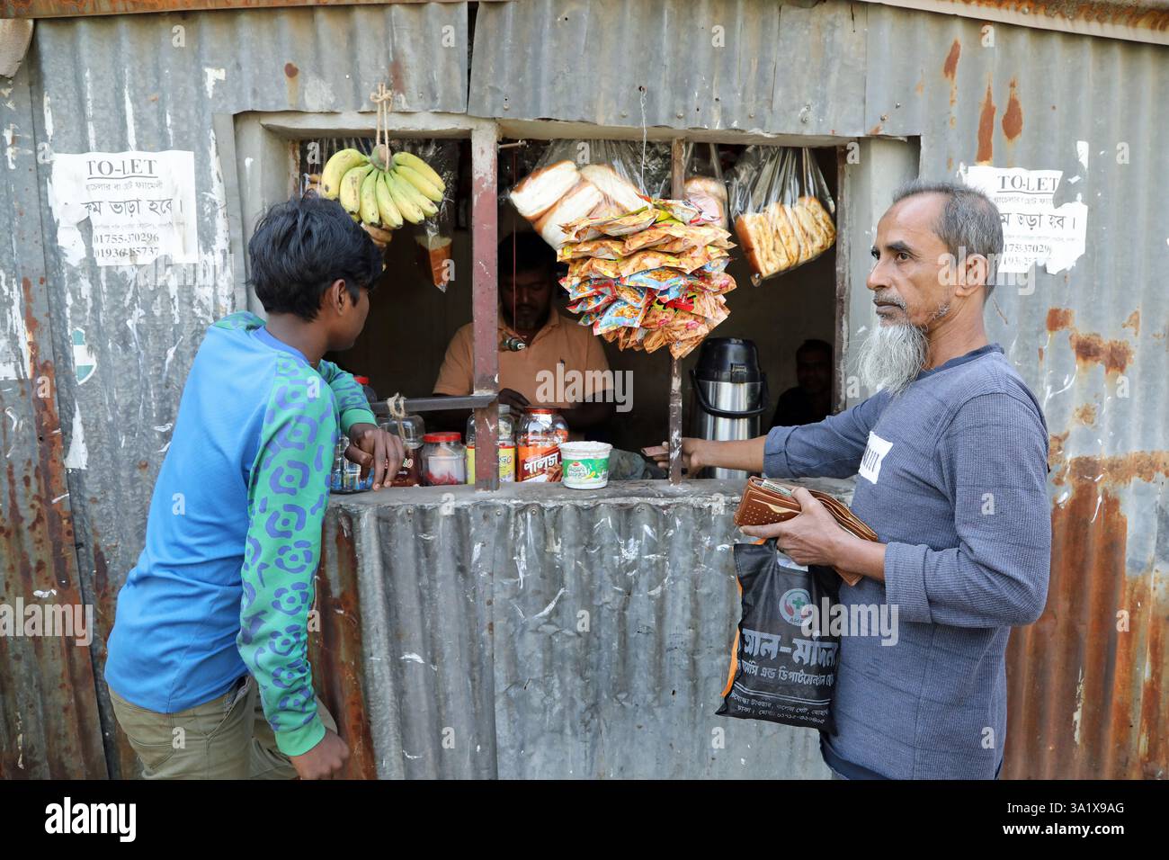 Acquirenti in una zona slum di Dacca, in Bangladesh Foto Stock