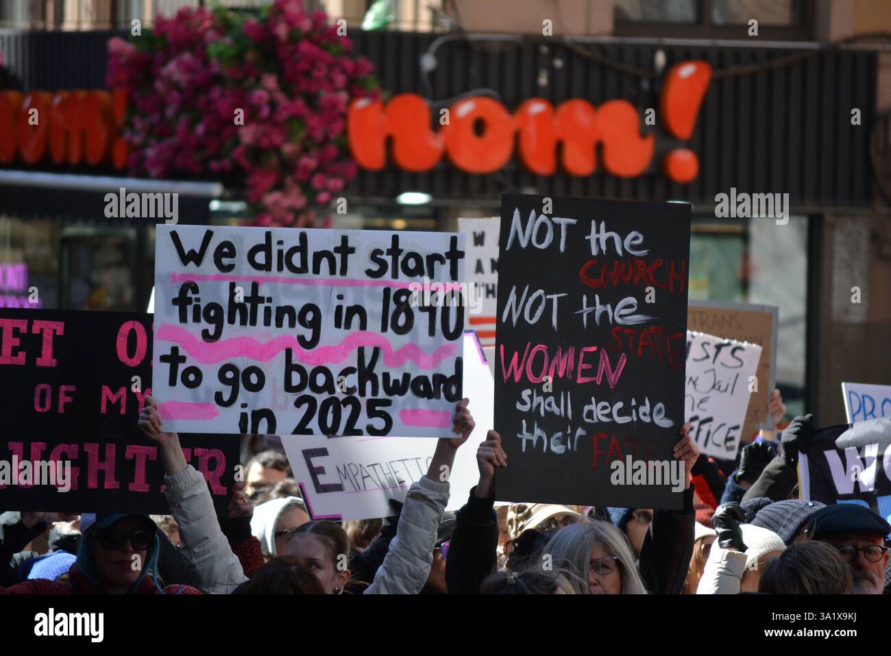 Persone che hanno dei cartelli in una marcia per la giornata internazionale della donna a New York. Foto Stock