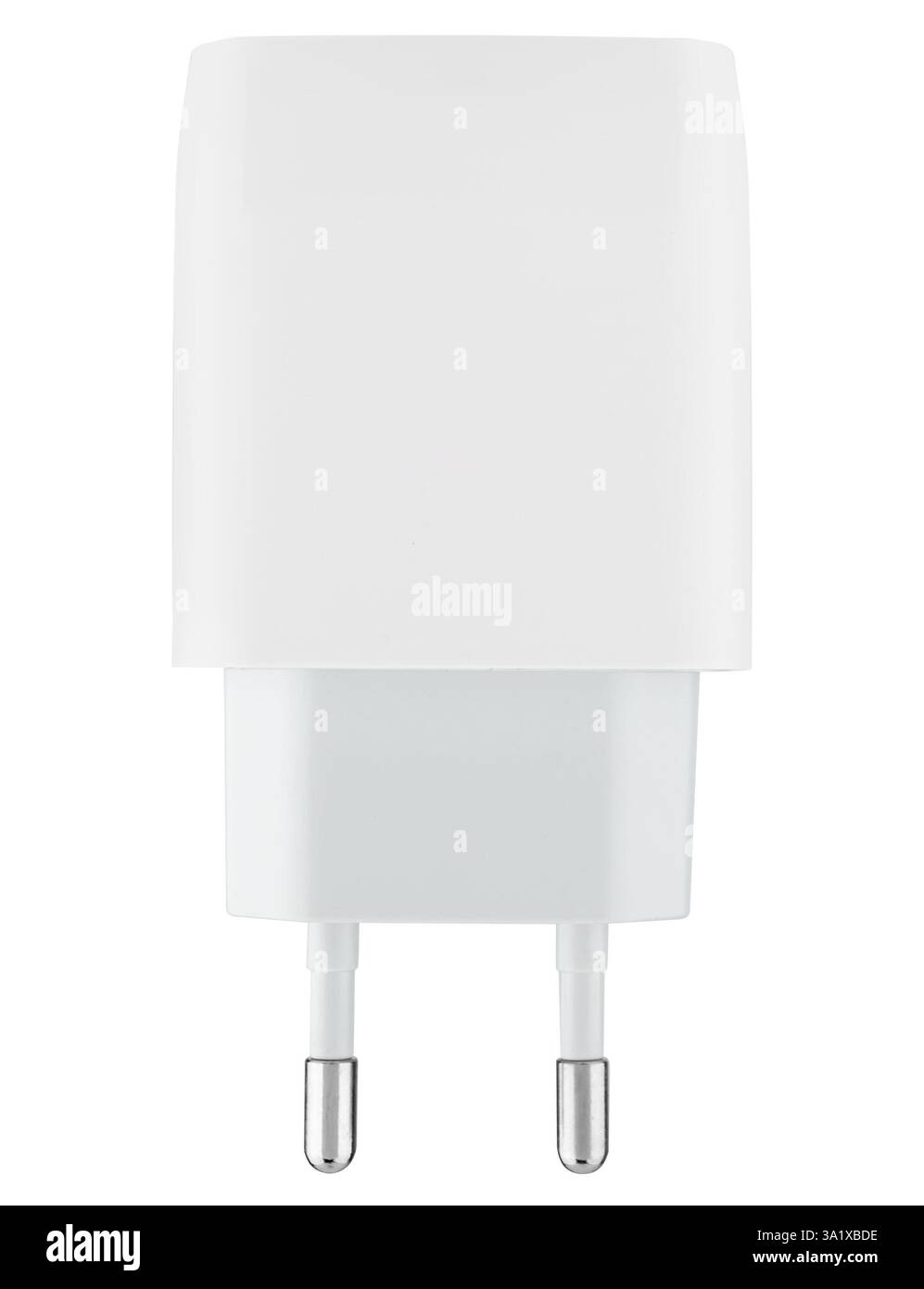 Adattatore di rete bianco su sfondo bianco. Compatibile con la maggior parte dei dispositivi mobili e dei gadget. Foto Stock