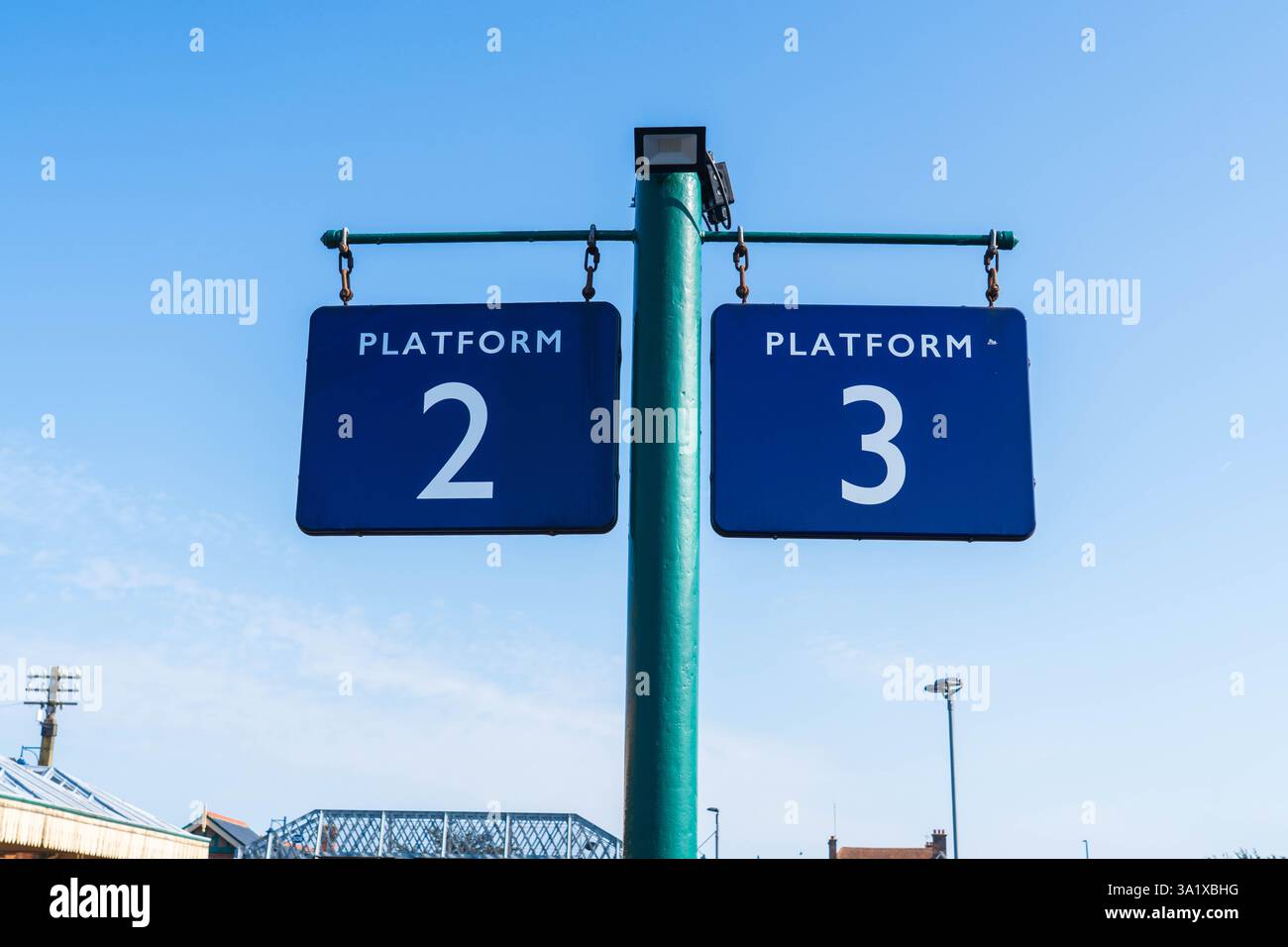 Cartello dei binari 2 e 3, stazione ferroviaria o elemento di trasporto, concetto di viaggio Foto Stock