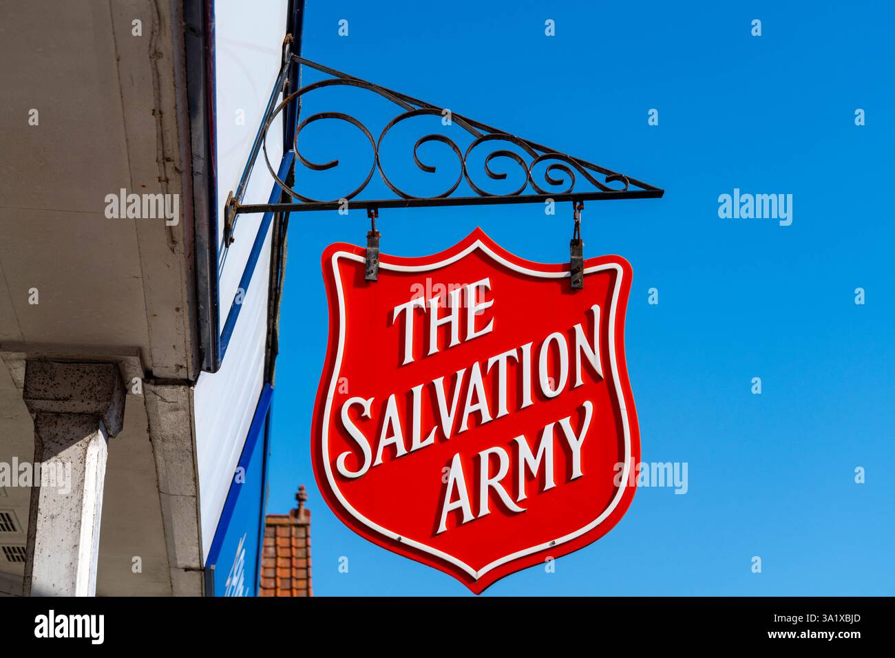 Sheringham, Norfolk, Regno Unito - 8 marzo 2025: Segnaletica esterna di un ente di beneficenza con sede nel Regno Unito, il negozio dell'Esercito della salvezza a Sheringham, Norfolk Foto Stock