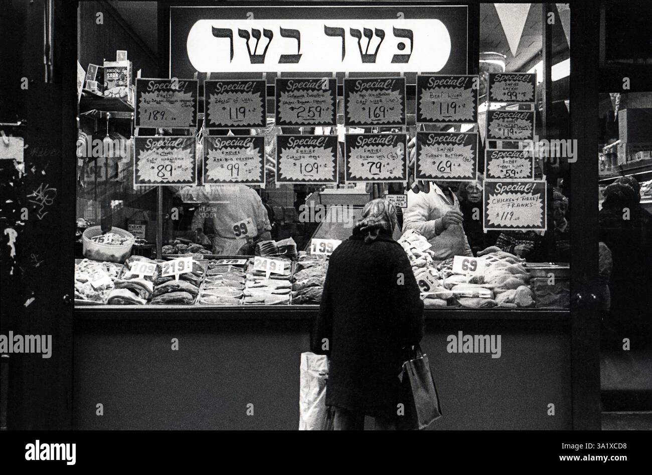 Una foto della metà degli anni '1970 di una donna ebrea che fa shopping in una macelleria Kosher in Brighton Beach avenue a Brighton Beach, Brooklyn, New York. L'Hebr Foto Stock