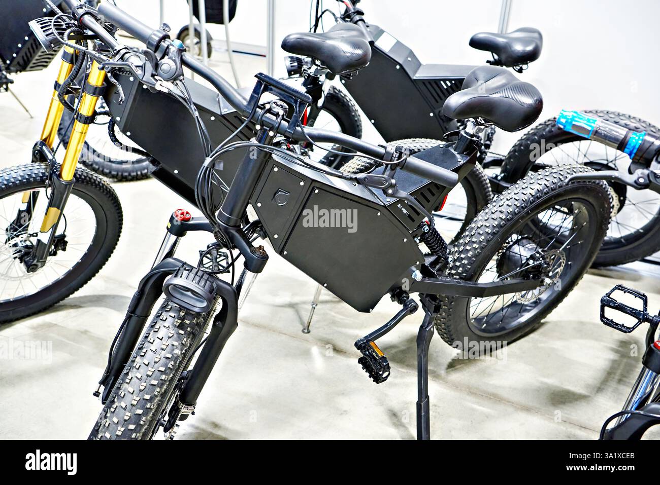 Moto elettriche e ibridi di biciclette in esposizione Foto Stock