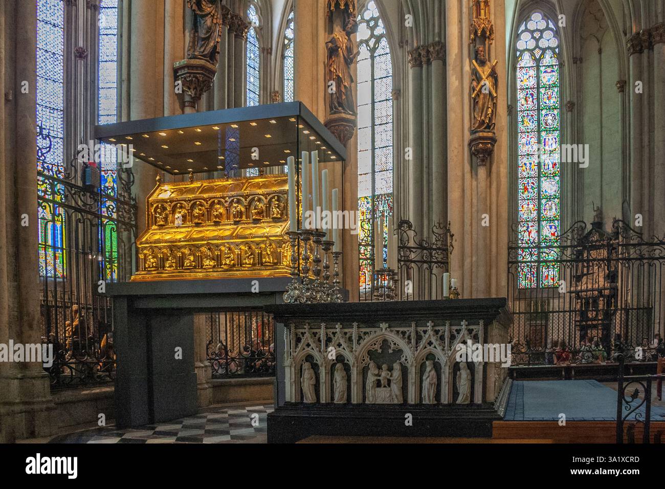 Reliquiario d'oro contenente le reliquie dei tre Re, situato nella cattedrale di Colonia. Colonia, Germania, Europa Foto Stock