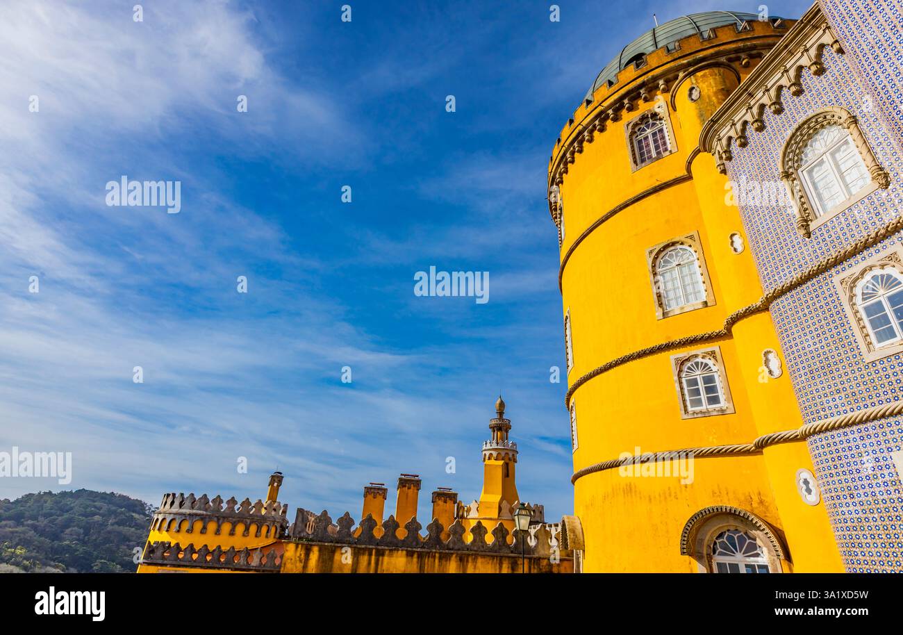 Scopri gli incantevoli colori e l'intricato design del Palazzo Nazionale di pena a Sintra, Portogallo, un capolavoro romanticista ricco di storia e. Foto Stock
