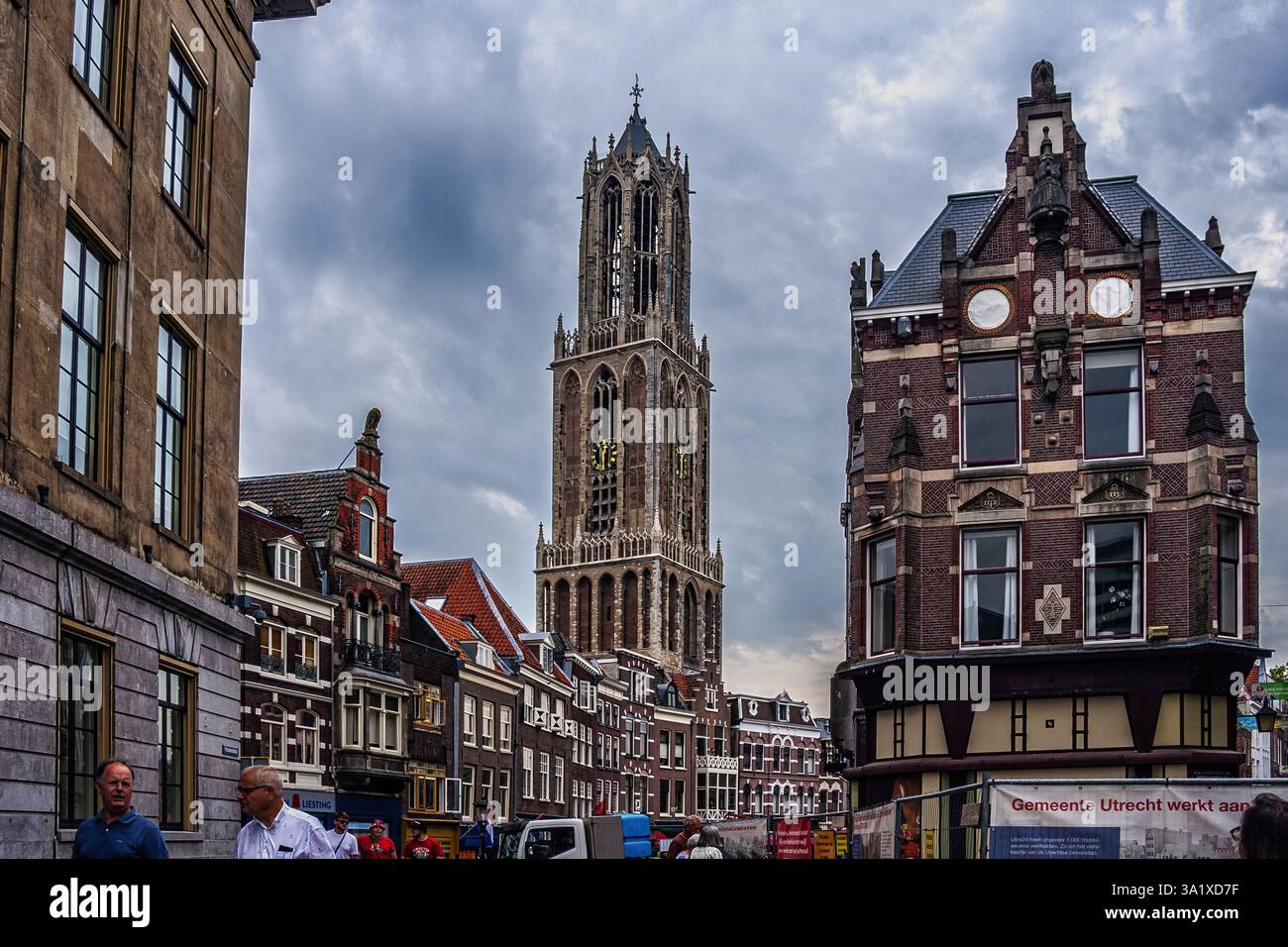 La Torre del Duomo sorge sopra lo storico paesaggio urbano di Utrecht, incorniciato dallo sfondo architettonico classico dei Paesi Bassi. Utrecht, Paesi Bassi, Foto Stock
