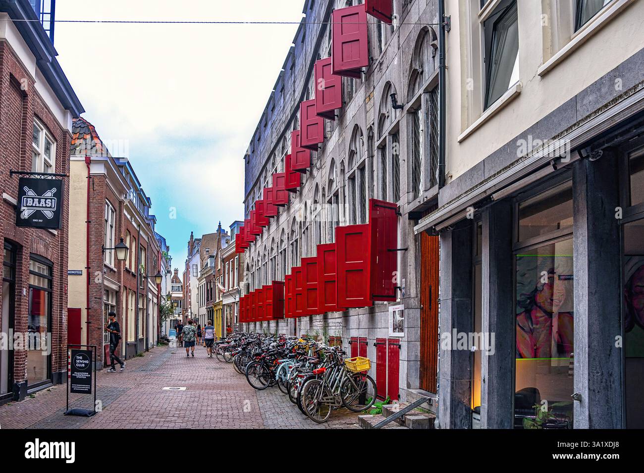 Persiane rosse adornano la casa di Zoudenbalch a Utrecht. Casa storica a Utrecht. Utrecht, Paesi Bassi, Europa Foto Stock