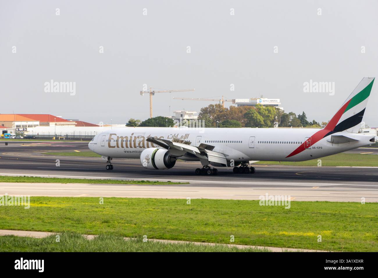 Emirates boeing 777 che rullano sulla pista dell'aeroporto humberto delgado di lisbona, portela, portogallo Foto Stock
