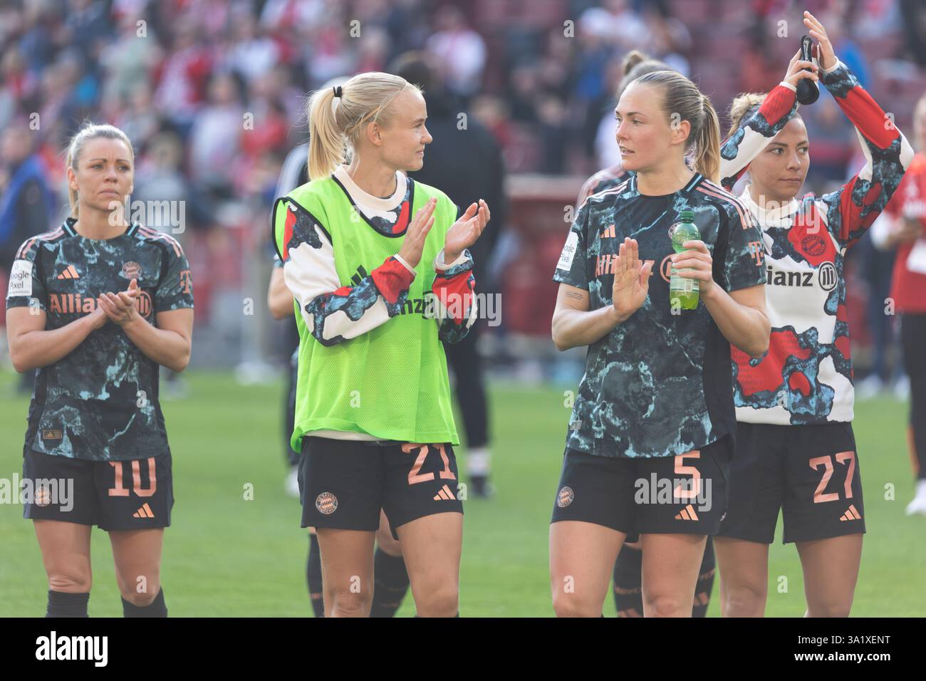 Koeln, Germania. 9 marzo 2025. V.l. Linda Dallmann (Monaco), Pernille Harder (Monaco), Magdalena Eriksson (Monaco) e Arianna Caruso (Bayern), 1. FC Koeln - FC Bayern Monaco, Google Pixel Women's Bundesliga, Matchday 16, Colonia, Germania, 09.03.2025. Crediti: Juergen Schwarz/Alamy Live News Foto Stock