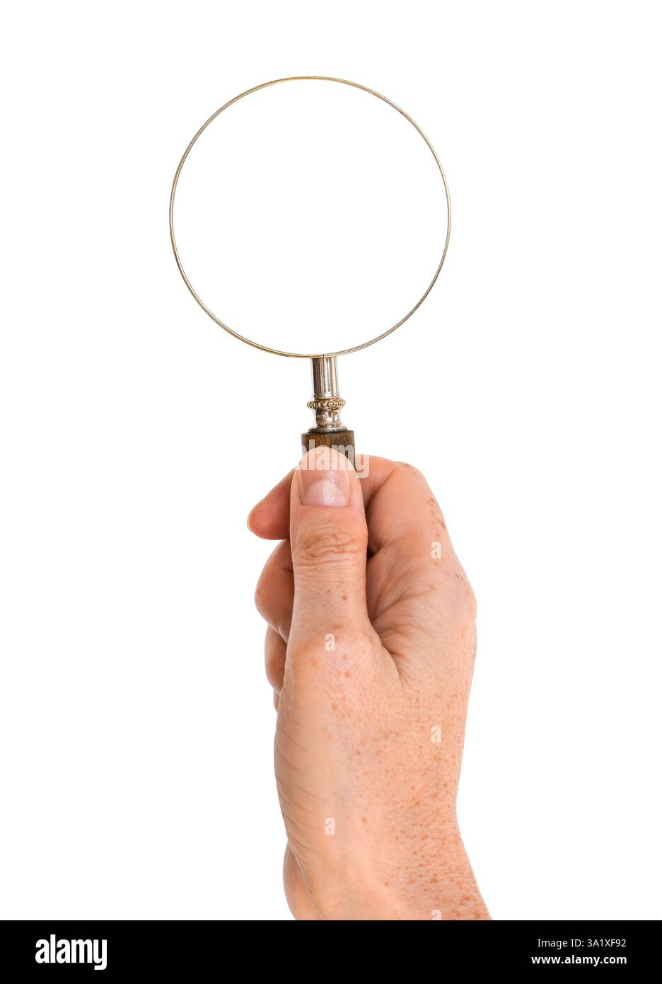 Mano della persona che tiene la lente d'ingrandimento intaglio isolato su sfondo bianco Foto Stock