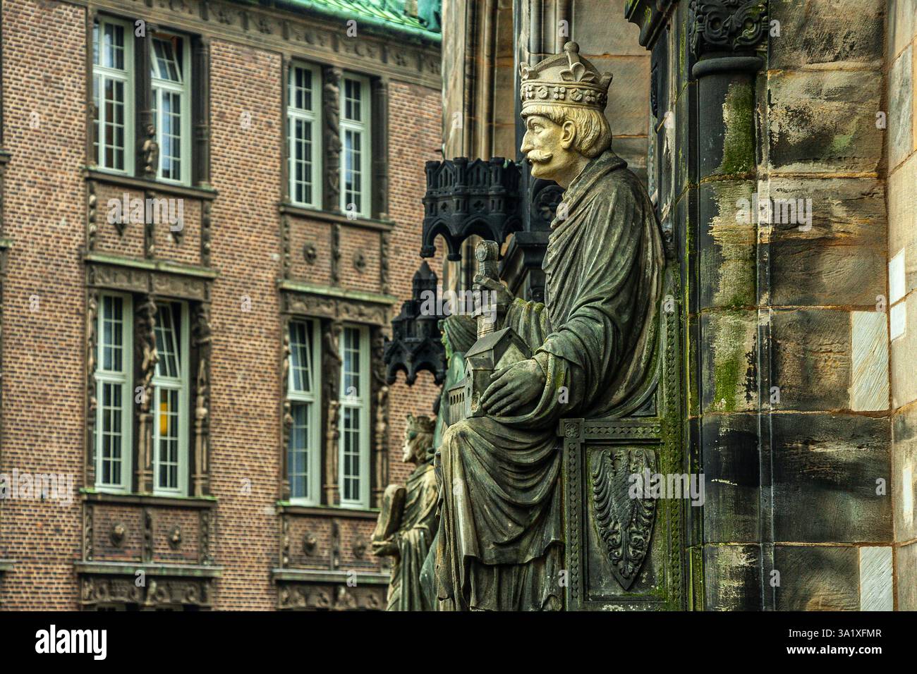 Statua in bronzo di Carlo Magno con un modello della cattedrale e la spada, un simbolo imperiale medievale nella cattedrale di Brema. Brema, Germania, Europa Foto Stock