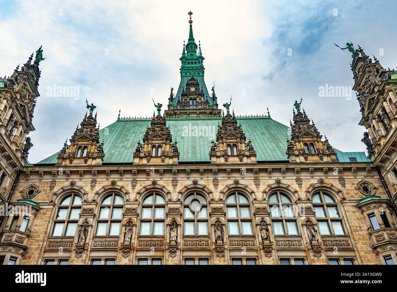 Facciata del Municipio di Amburgo con elaborati dettagli architettonici e tetto illuminato in rame che riflette la grandezza storica. Amburgo, Germania, Europa Foto Stock
