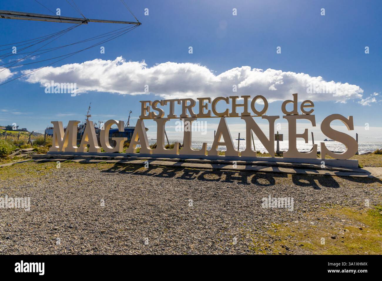 Bandiera del Cile e della regione di Magallanes e Antartide Chilena in Sud America. Regione o Magallane e i simboli dell'Antartide cilena a Punta Arenas Foto Stock