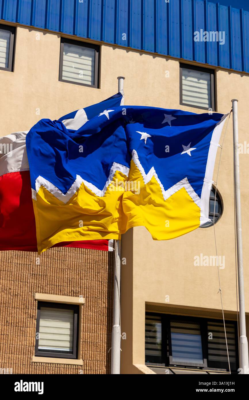 Bandiera del Cile e della regione di Magallanes e Antartide Chilena in Sud America. Regione o Magallane e i simboli dell'Antartide cilena a Punta Arenas Foto Stock