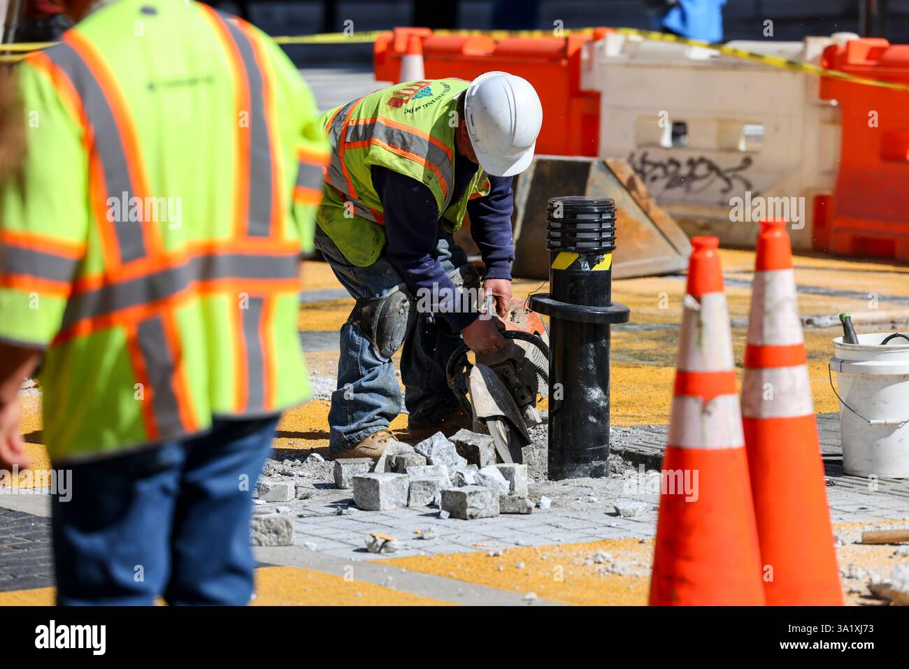 Washington, DC, USA. 10 marzo 2025. WASHINGTON - 10 marzo 2025: I lavoratori edili iniziano a smantellare Black Lives Matter Plaza Joshua Sukoff/Medill News Service Credit: SIPA USA/Alamy Live News Foto Stock