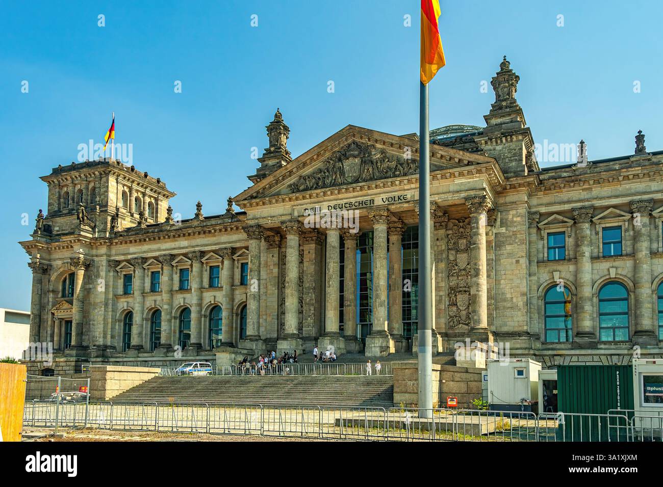 Skyline di Berlino con l'edificio rinascimentale del Reichstag, sede del Parlamento tedesco, con cupola di vetro. Berlino, Germania, Europa Foto Stock