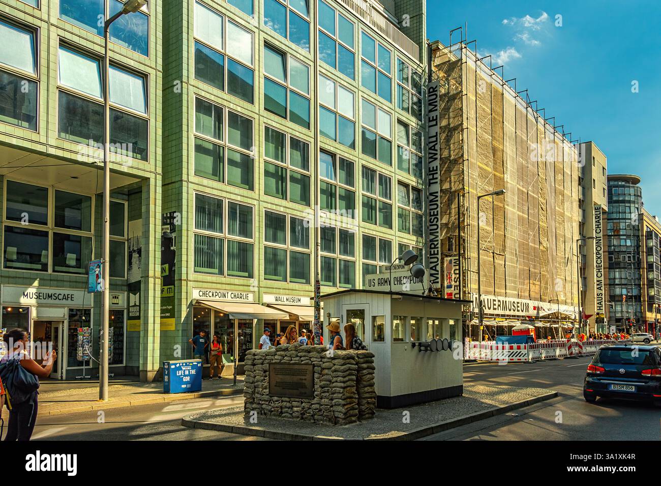Checkpoint Charlie segna la divisione storica del muro di Berlino mentre i turisti esplorano l'iconico valico valico di frontiera. Berlino, Germania, Europa Foto Stock
